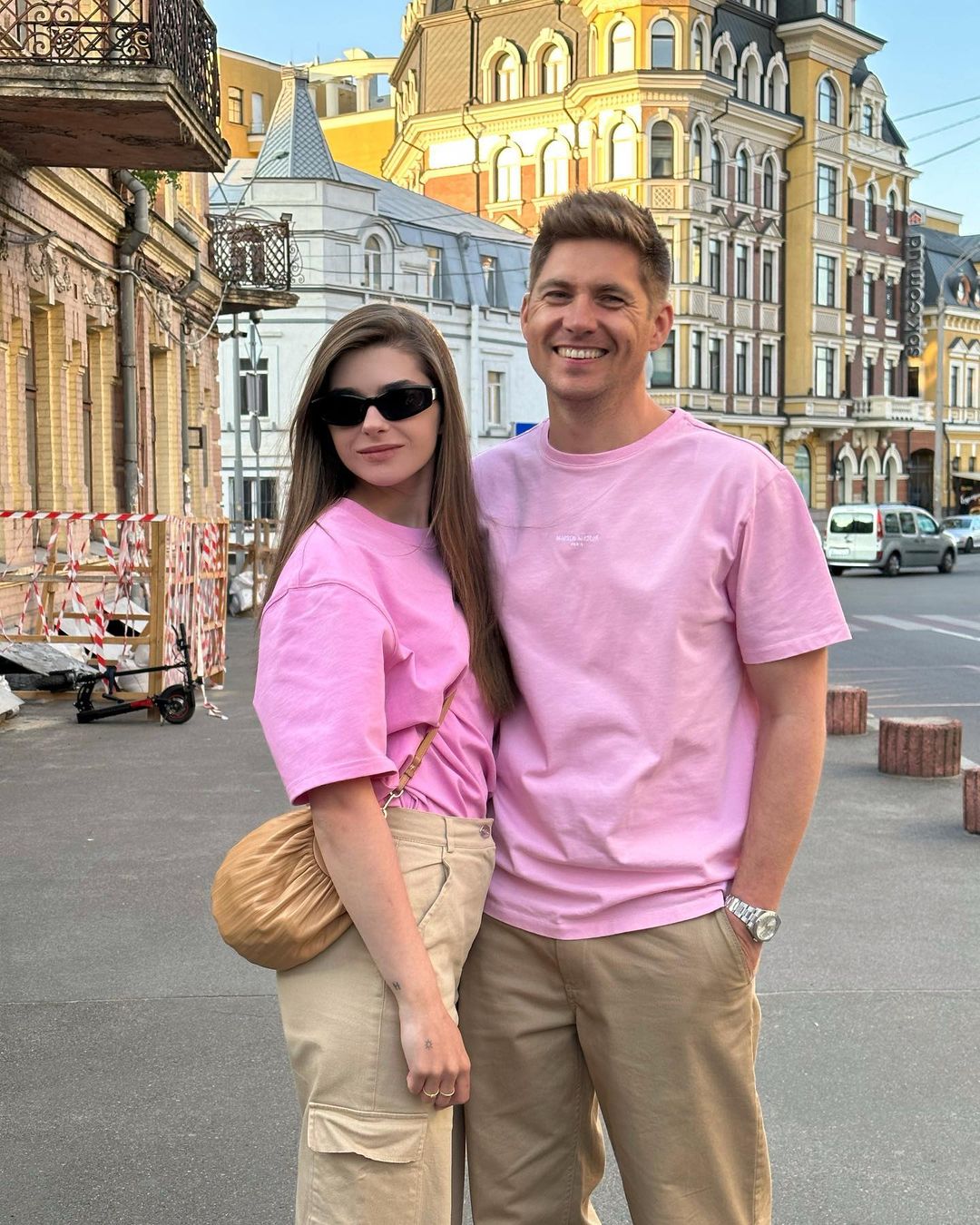 Family look: Владимир Остапчук с любимой прогулялся по праздничному Киеву