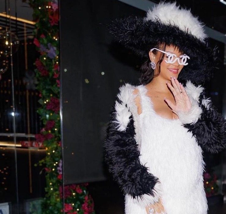 Напередодні Met Gala: Ріанна в чорно-білій куртці та окулярах від Chanel