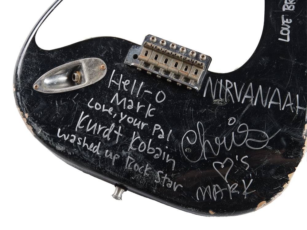 Разбитую гитару Курта Кобейна продали на аукционе почти за $600 тыс