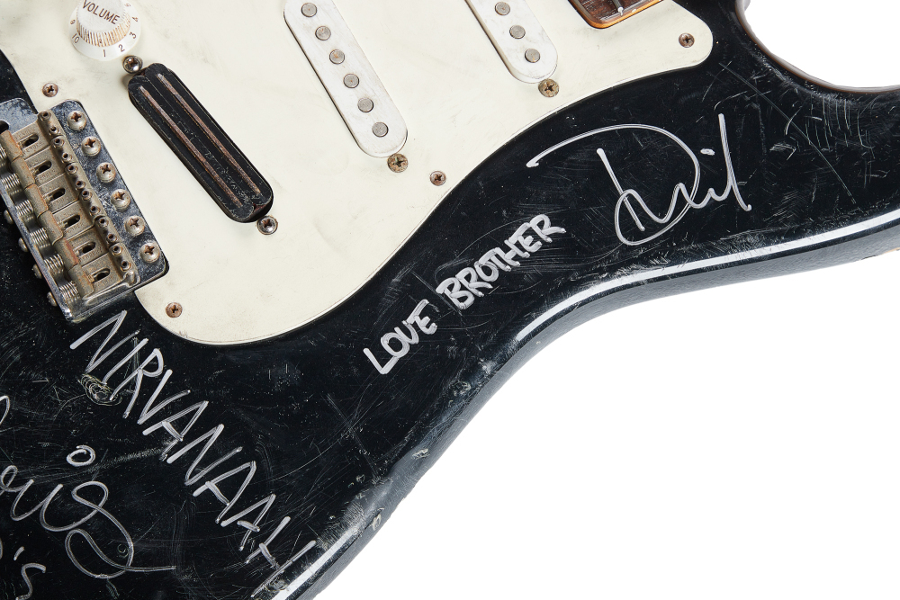 Разбитую гитару Курта Кобейна продали на аукционе почти за $600 тыс