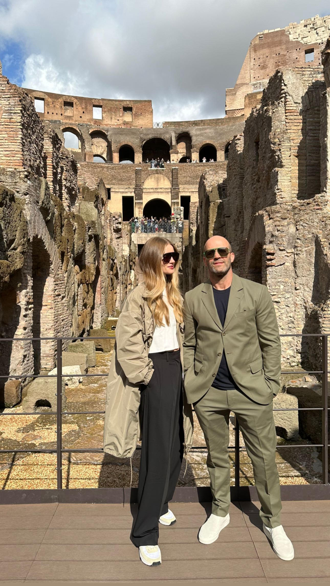 Солнечные кадры: Роузи Хантингтон-Уайтли и Джейсон Стэтхем гуляют по Риму