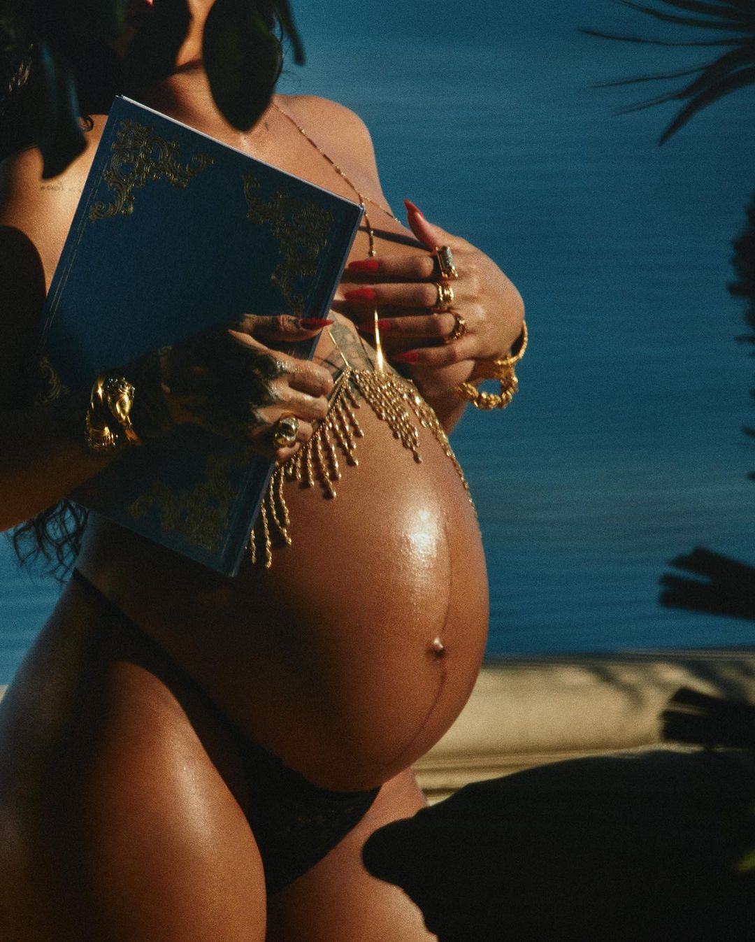 В стиле «ню»: Рианна показала архивные фото своей первой беременности