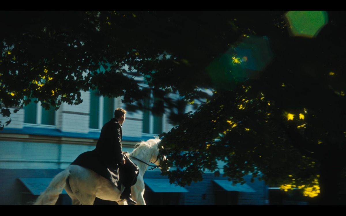 Макс Барських проїхався Києвом на коні у новому кліпі «Знайти себе»