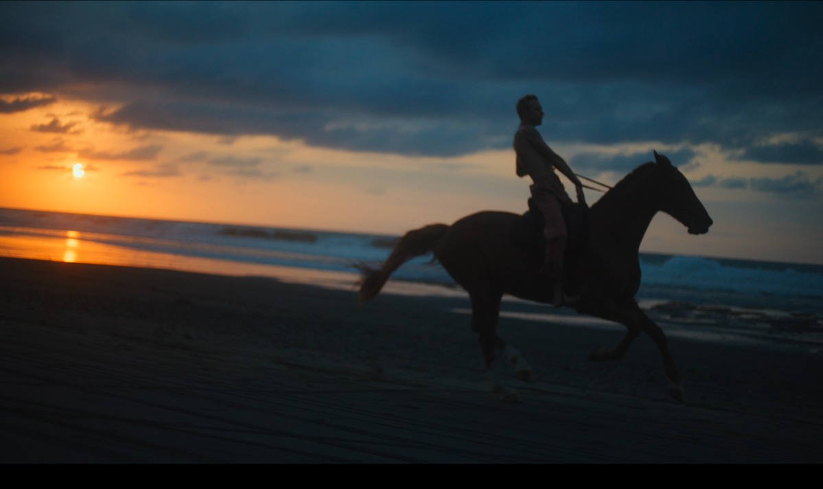Макс Барських проїхався Києвом на коні у новому кліпі «Знайти себе»