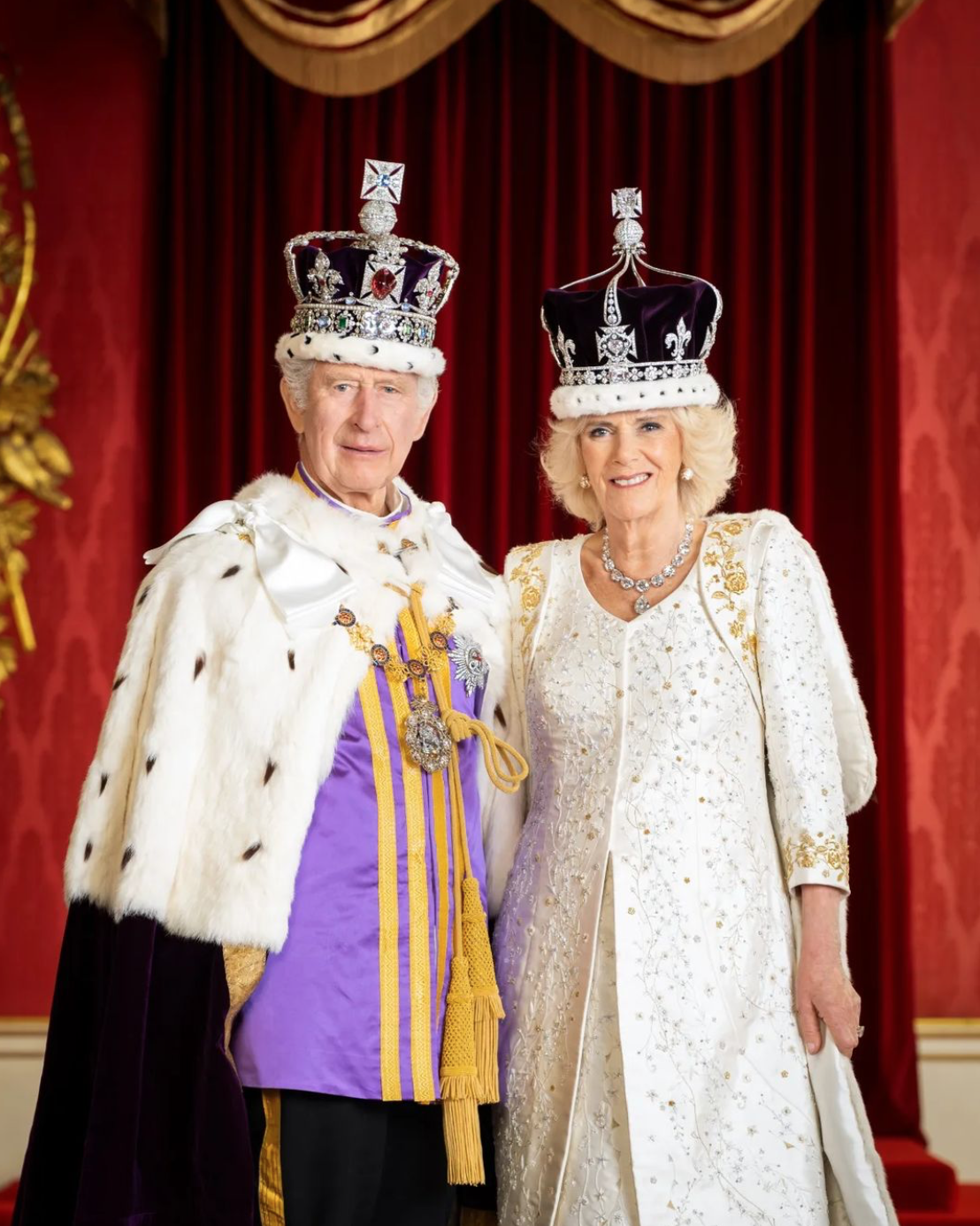 Букингемский дворец представил первые портреты Карла III и Камиллы после коронации