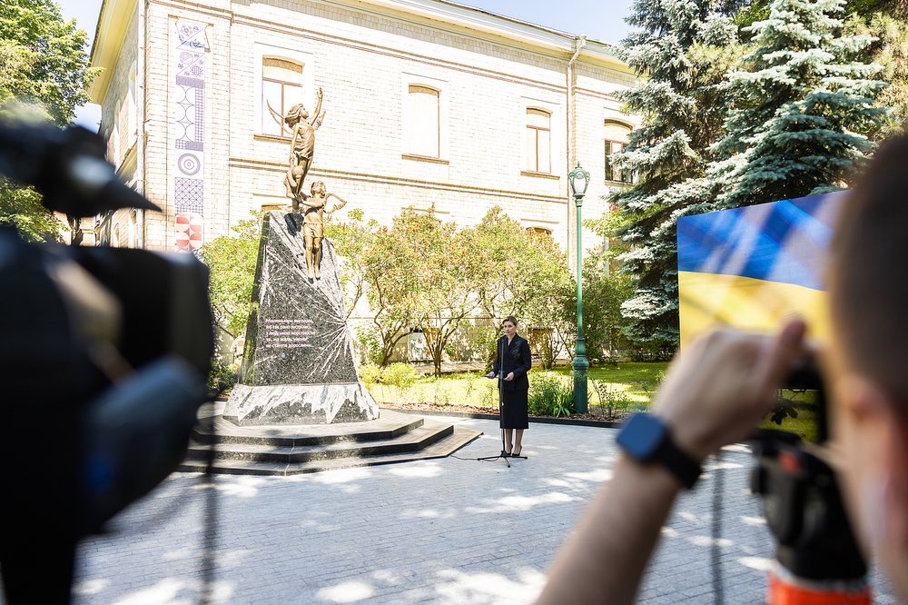 Елена Зеленская в любимом пиджаке на открытии памятника в Харькове