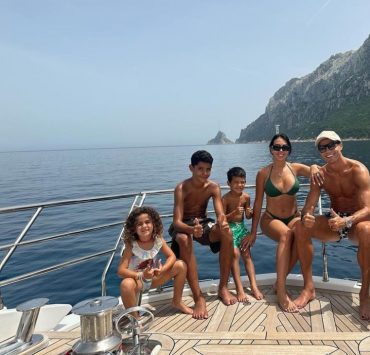 Яхта за 6,5 млн евро и живописные виды: как отдыхает Криштиану Роналду с семьей