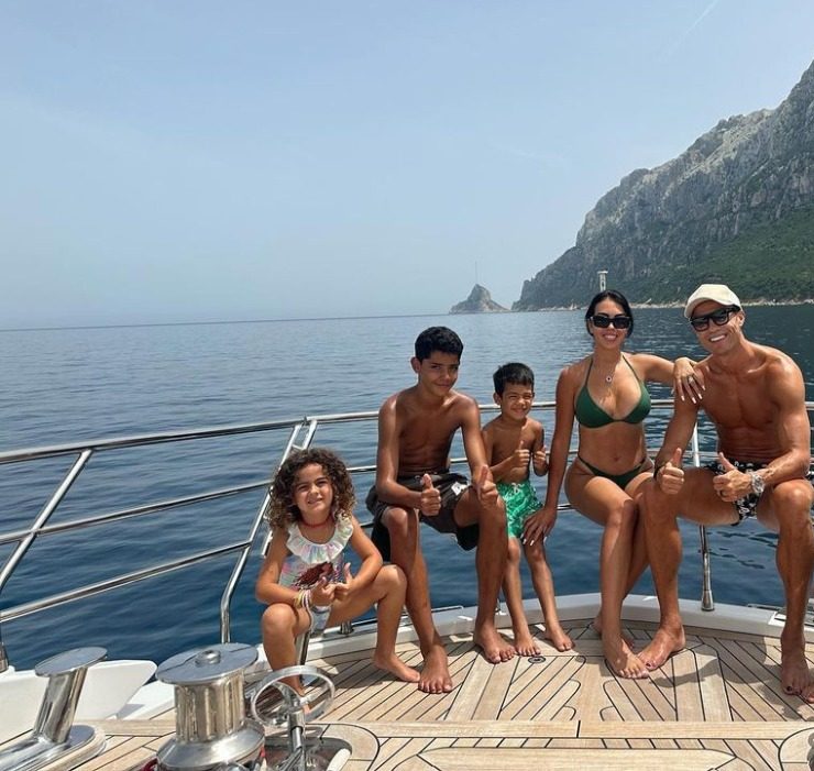 Яхта за 6,5 млн євро і мальовничі краєвиди: як відпочиває Кріштіану Роналду з родиною
