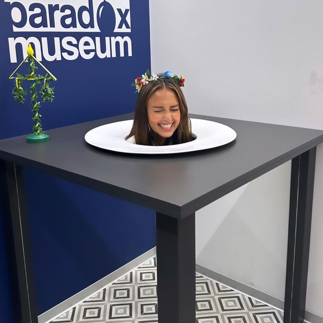 Джессика Альба посетила музей парадокса в Стокгольме