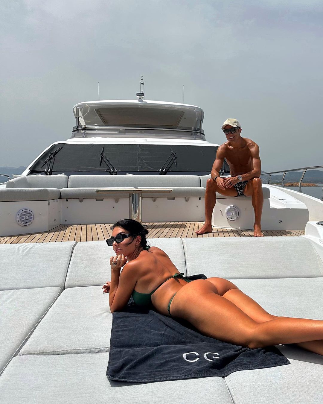 Яхта за 6,5 млн евро и живописные виды: как отдыхает Криштиану Роналду с семьей