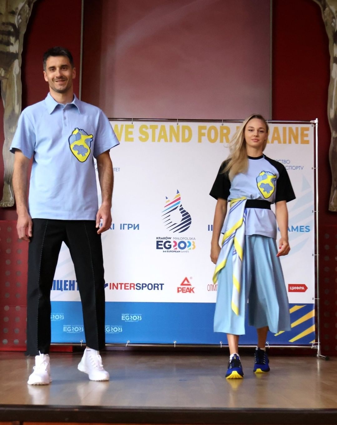 Дарья Билодид и Павел Замятин демонстрируют парадную олимпийскую форму от Frolov
