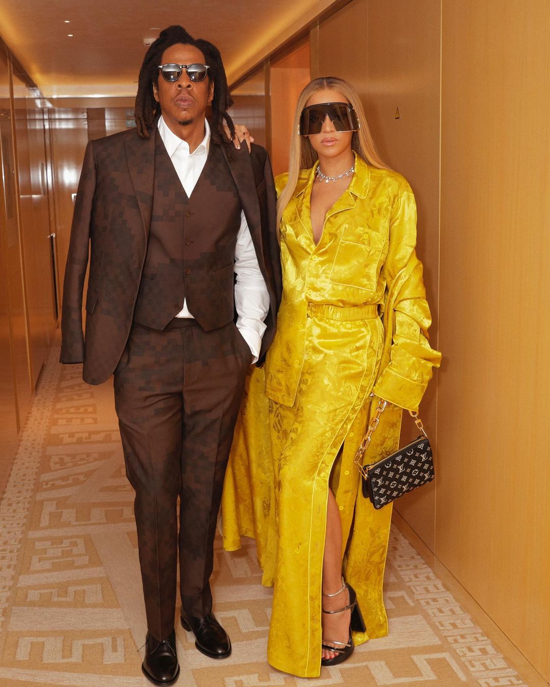 Яркий выход: Jay-Z и Бейонсе на показе Louis Vuitton в Париже