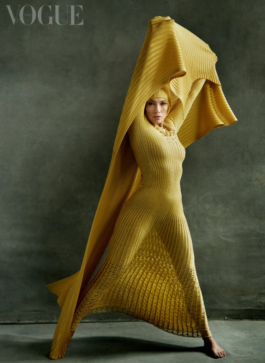 Дженніфер Лопес приміряє кутюрне вбрання у зйомці для Vogue