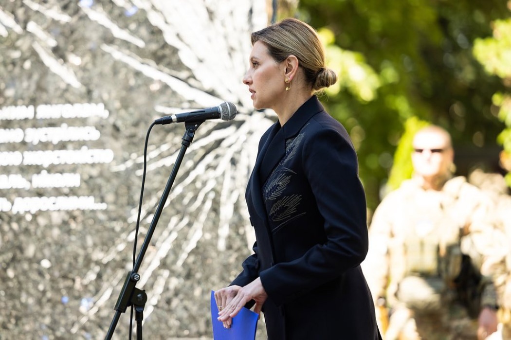 Елена Зеленская в любимом пиджаке на открытии памятника в Харькове