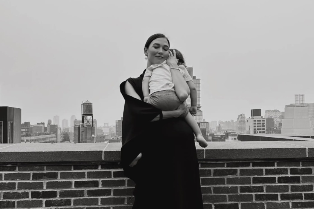 «Про це треба кричати звідусіль»: Карлі Клосс про материнство, пологи і декретну відпустку