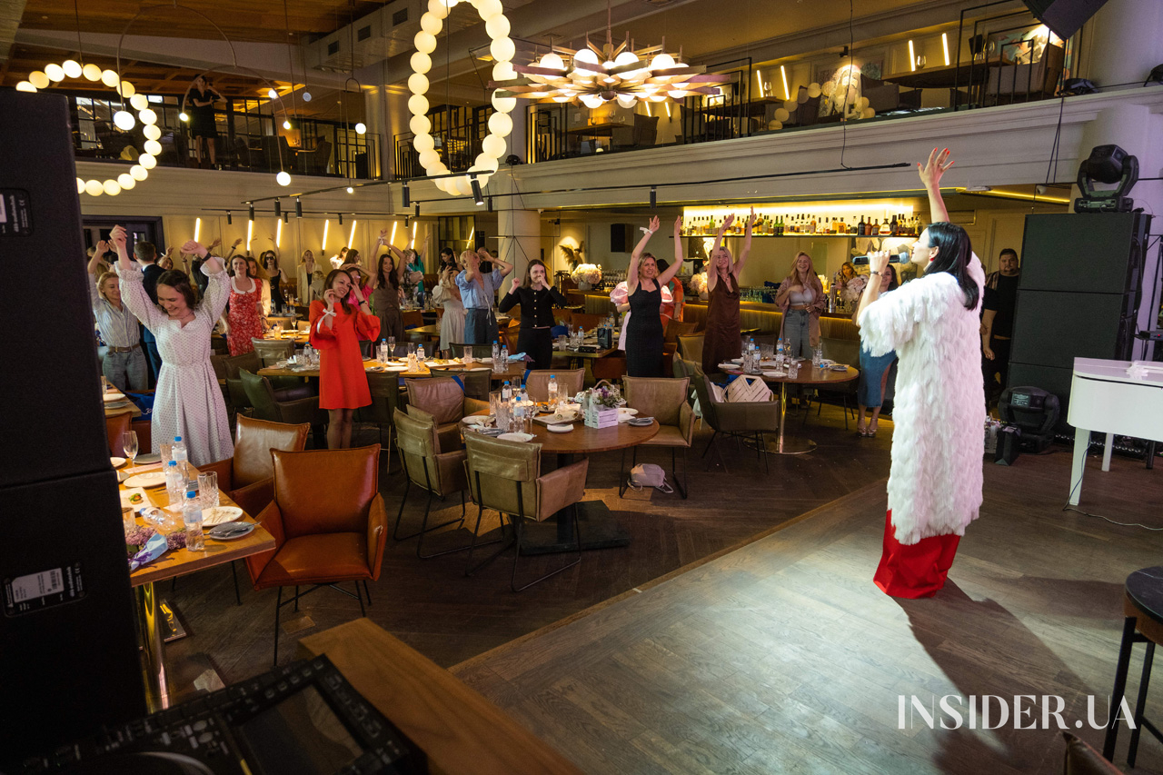 «Жінка – берегиня роду»: Ілона Гвоздьова запросила дівчат на традиційний благодійний бранч