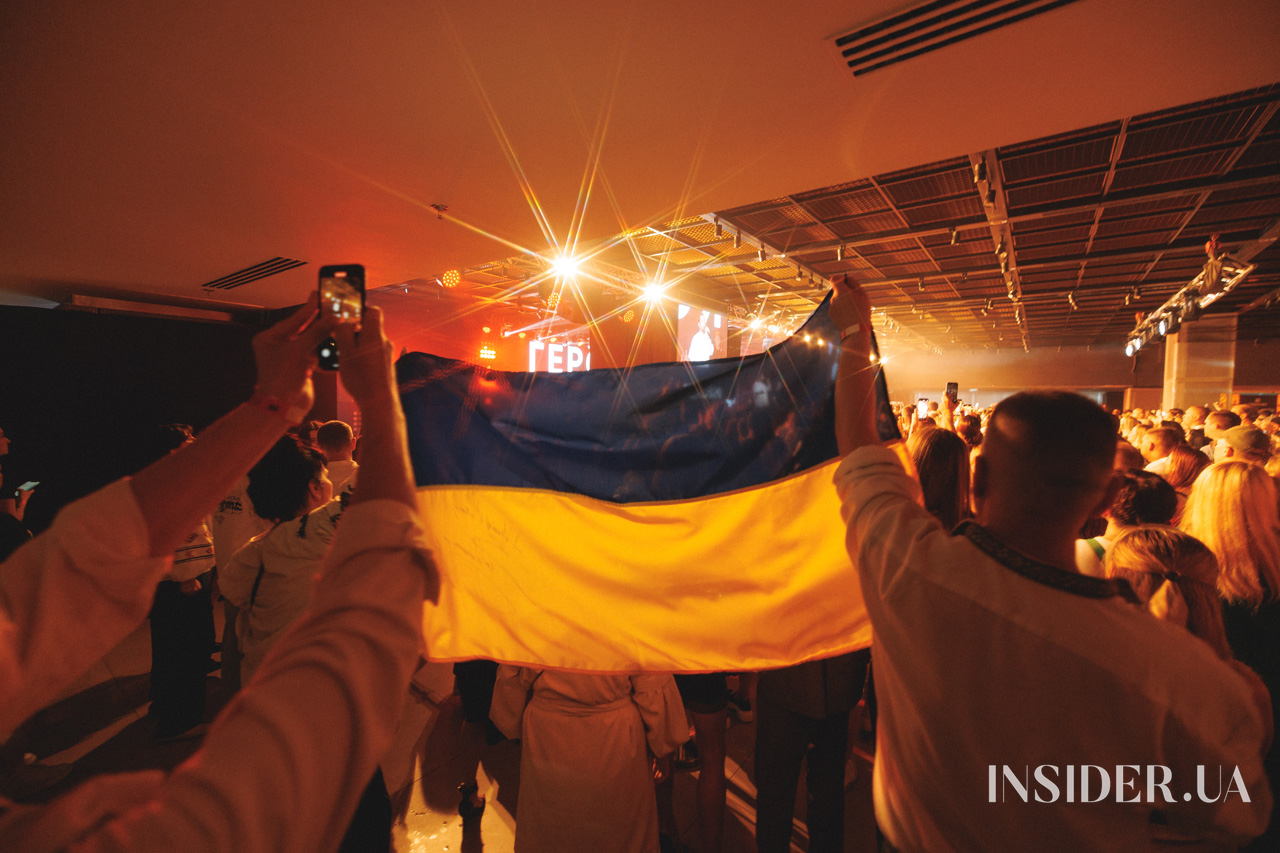 Концерти «Без обмежень» у Києві: повні зали, освідчення військових і більше мільйона для ЗСУ