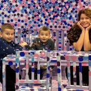 Образцовый семейный день: Ирина Монатик сводила сыновей в музей