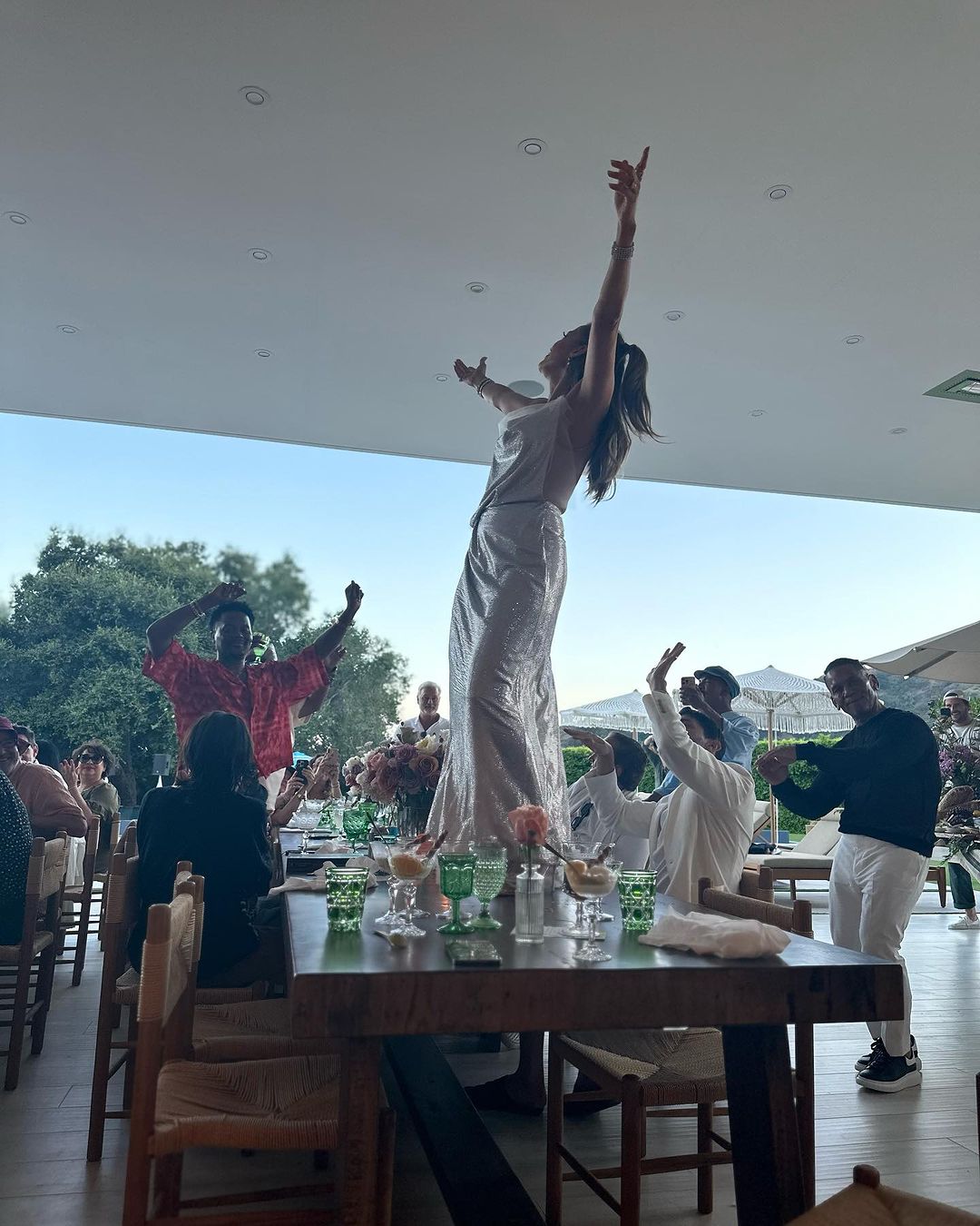 Коктейлі й танці на столі: Дженніфер Лопес показала, як відсвяткувала 54-річчя