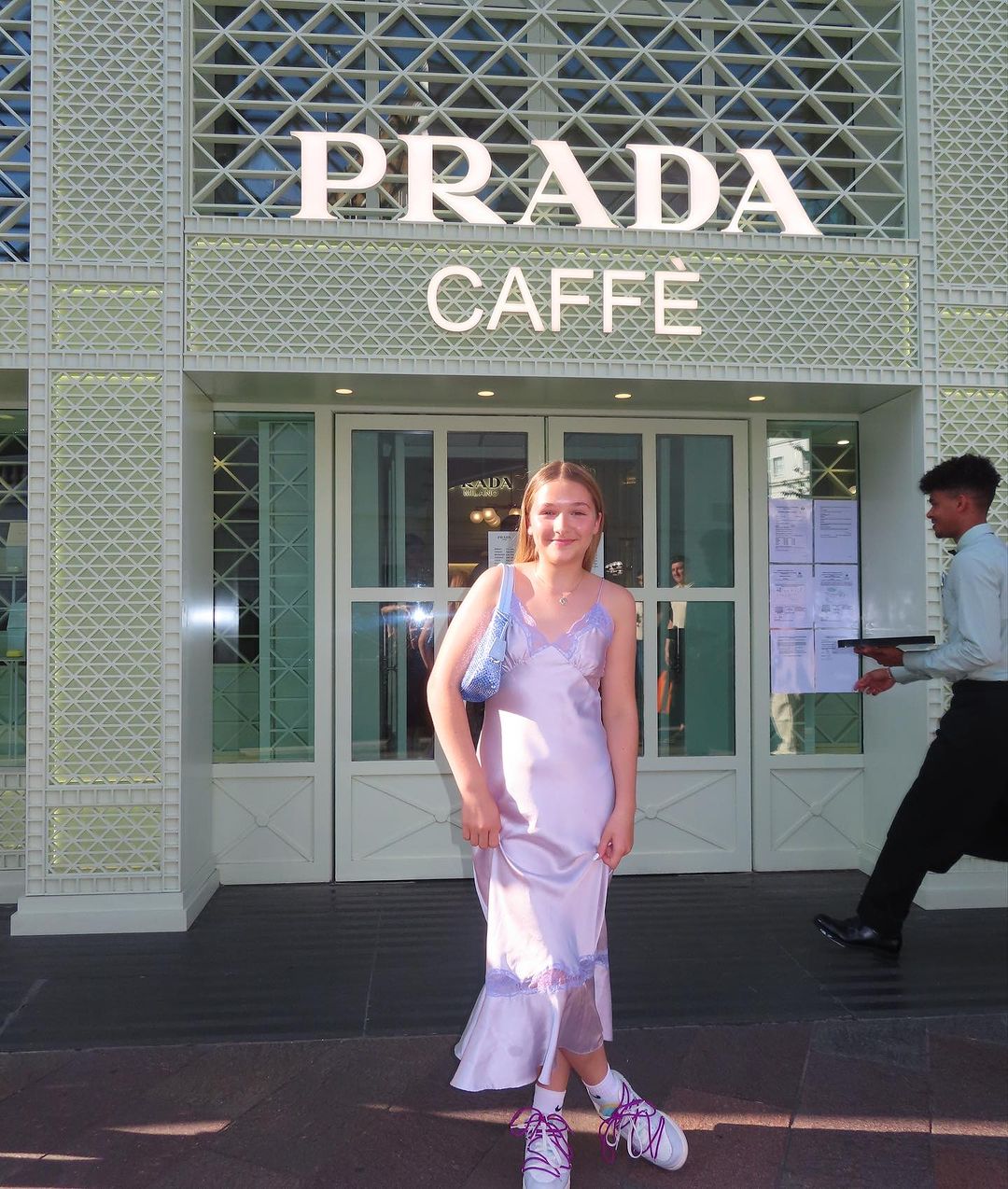 Сімейні посиденьки: Вікторія Бекхем зводила доньку в Prada Caffé