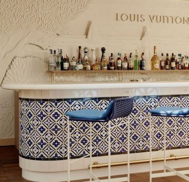 Для естетів і гурманів: у Сен-Тропе відкрилося дизайнерське кафе Louis Vuitton