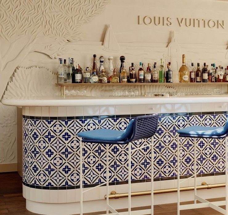 Для естетів і гурманів: у Сен-Тропе відкрилося дизайнерське кафе Louis Vuitton