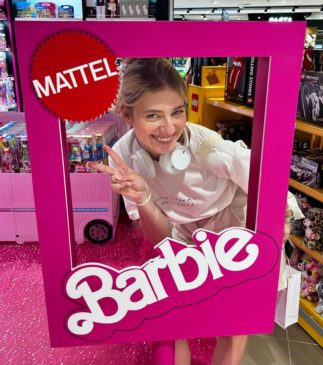 Ксенія Мішина, Леся Нікітюк та інші відомі українки у рожевому Barbie-флешмобі