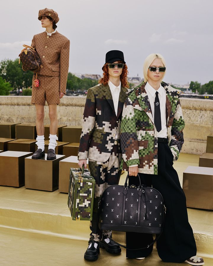 LOEWE, Prada и Versace: названы самые популярные бренды и вещи в мире