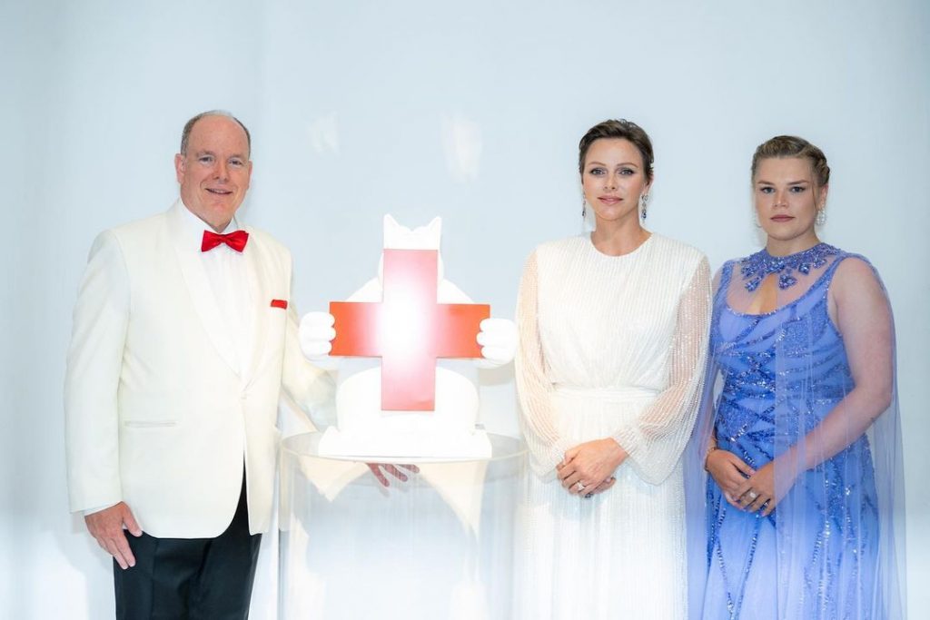 Елегантна й сяюча: княгиня Монако Шарлін відвідала благодійний бал