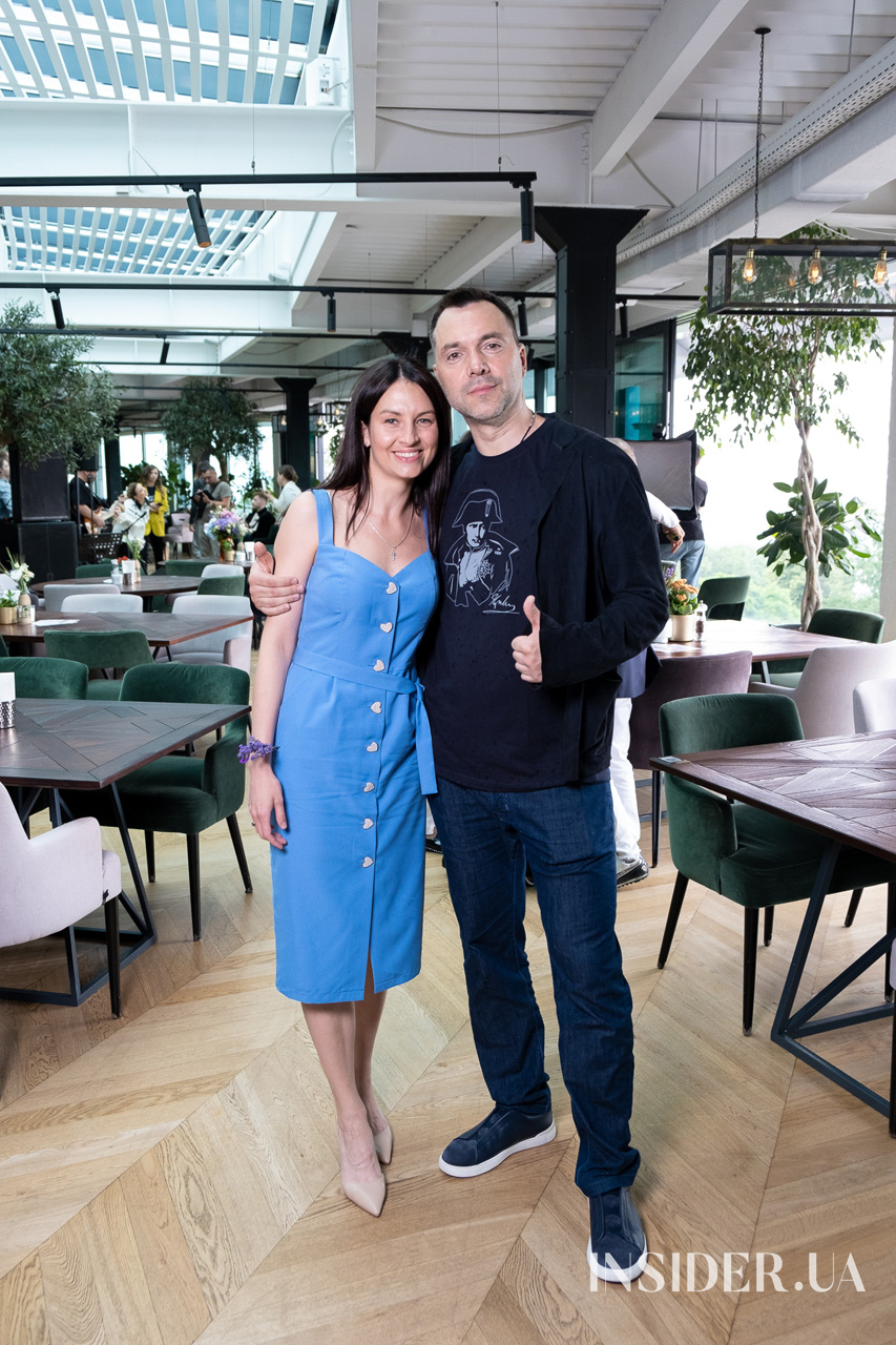 Лекція Арестовича і спів Зіброва: як пройшов повний сюрпризів бранч Ілони Гвоздьової