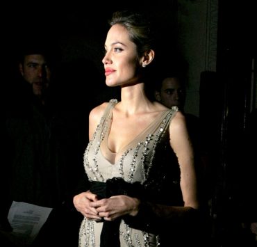 Сукні Анджеліни Джолі та інших зірок продадуть на благодійному аукціоні
