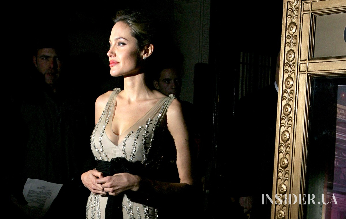 Сукні Анджеліни Джолі та інших зірок продадуть на благодійному аукціоні