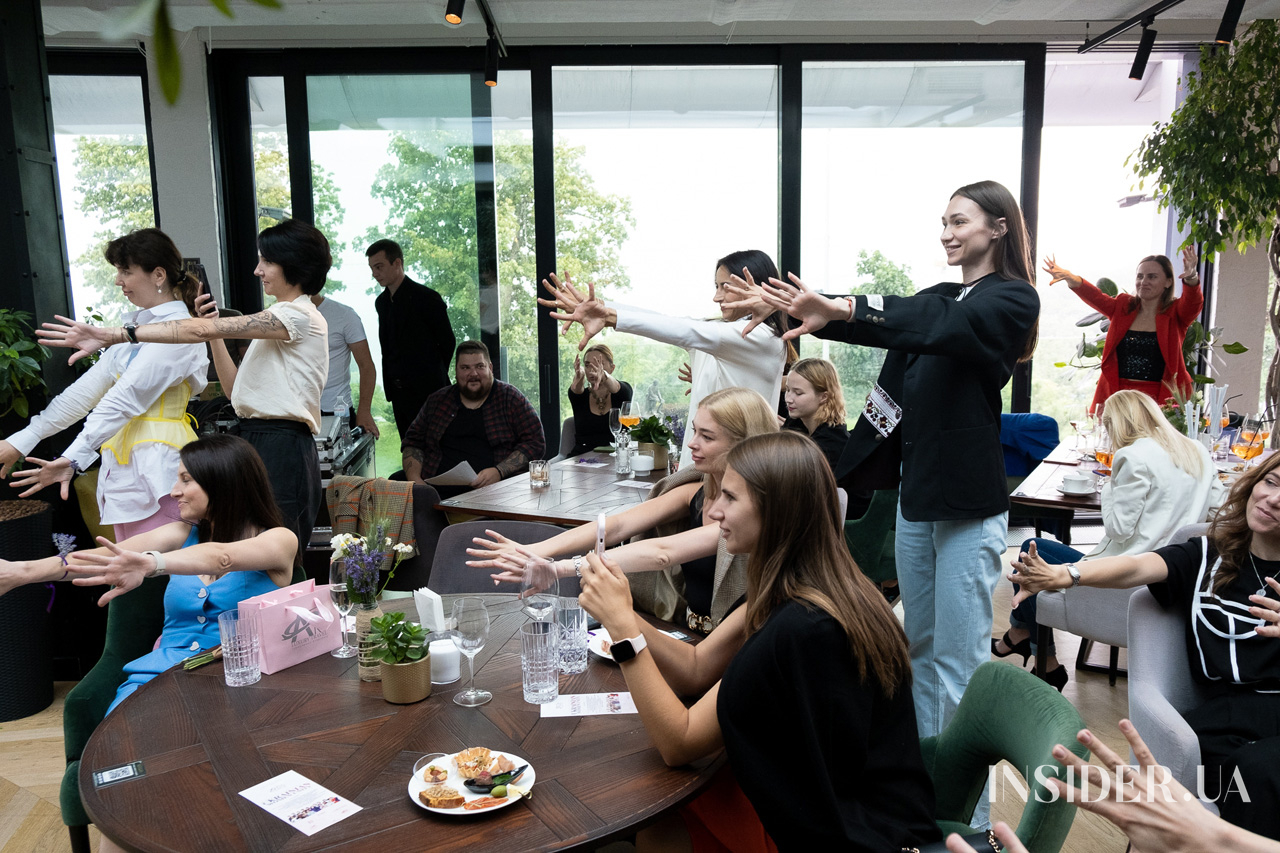 Лекція Арестовича і спів Зіброва: як пройшов повний сюрпризів бранч Ілони Гвоздьової