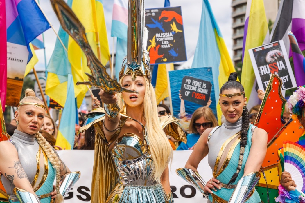 Оля Полякова в образі «Незламної» очолила українську колону Прайду в Лондоні