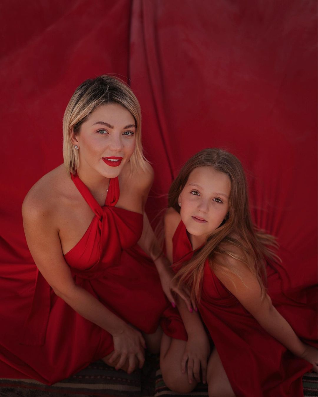Ladies in red: Іва Нероллі показала чарівну зйомку з донькою