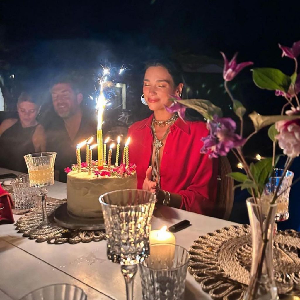 Праздник на Ибице: Дуа Липа ярко отпраздновала день рождения