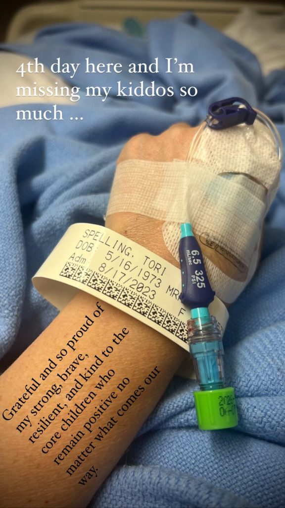 «Я так сумую за дітьми»: Торі Спеллінг потрапила до лікарні