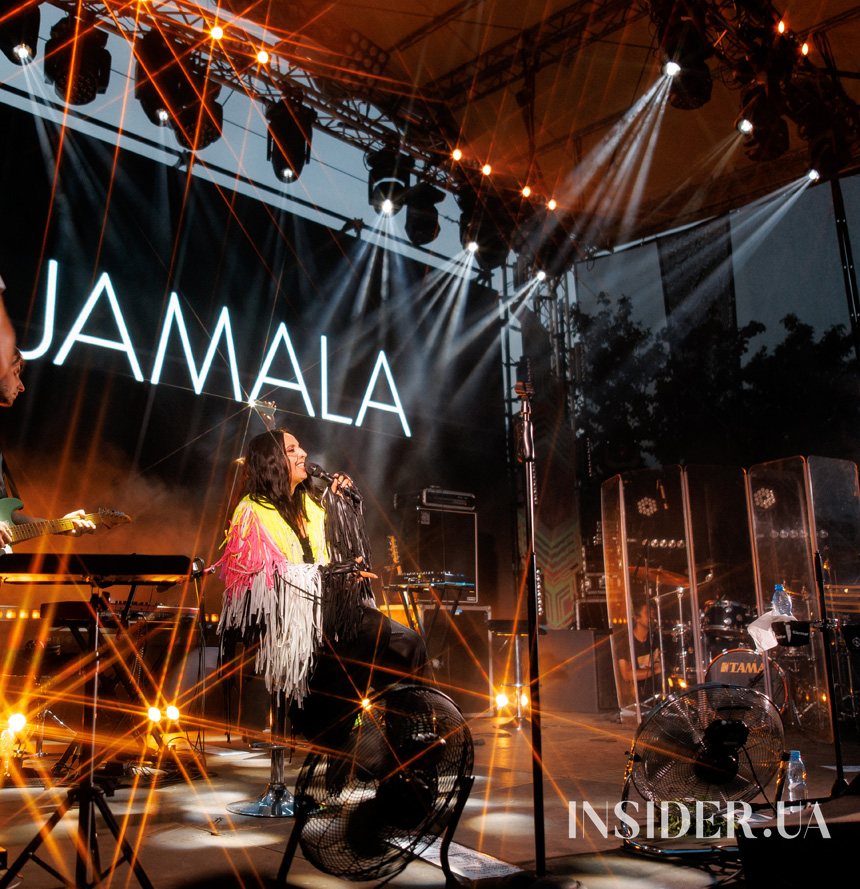 Как это было: Джамала дала первый сольный концерт под небом в арт-пространстве UYAVA