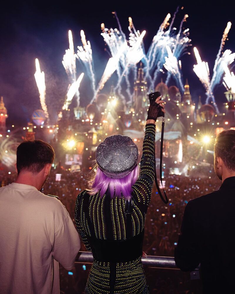 Носії: Періс Гілтон у капелюсі від Багінського запалила на фестивалі Tomorrowland
