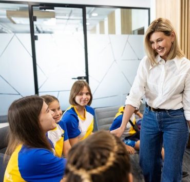 Беспроигрышный кэжуал: Елена Зеленская в джинсах и белой рубашке посетила «Артек-Буковель»