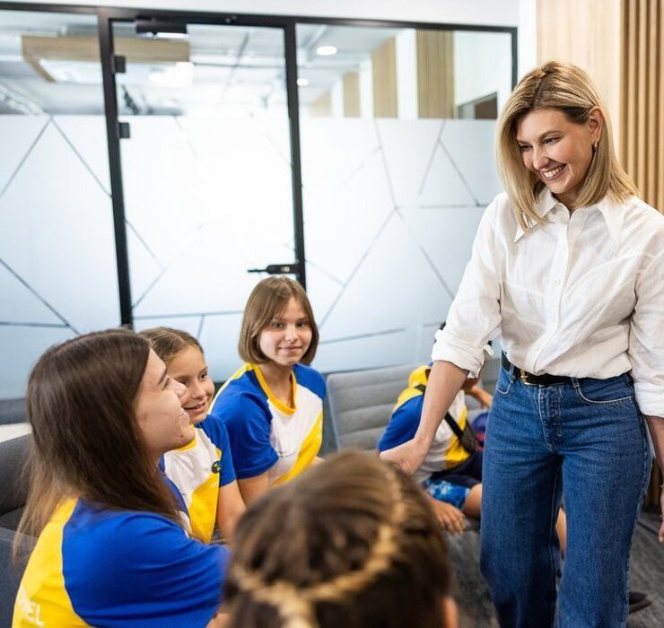 Беспроигрышный кэжуал: Елена Зеленская в джинсах и белой рубашке посетила «Артек-Буковель»