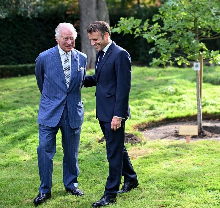 Король Карл III и Эммануэль Макрон посадили дерево в парижском саду