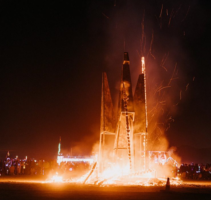 На Burning Man устроили огненный перформанс в честь Украины