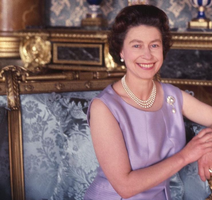 Улыбка королевы: Букингемский дворец почтил память Елизаветы II редкими фото