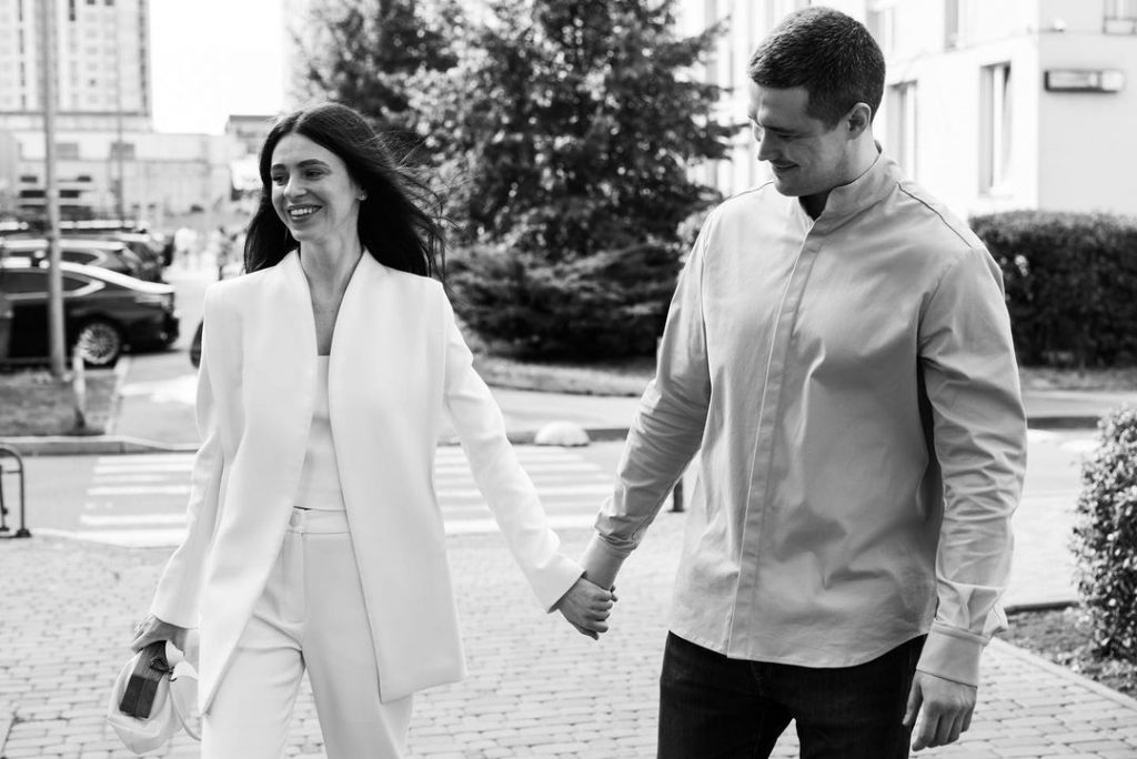 «Уверенно двигаемся вперед»: Михаил Федоров с супругой празднуют 9-летие брака