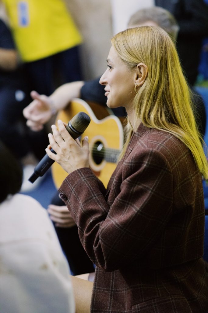 Tayanna почитала свої казки й заспівала колискову дітям на вокзалі Києва
