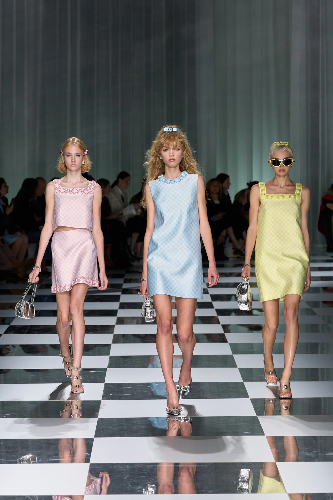 Versace удивили коллекцией в необычном стиле