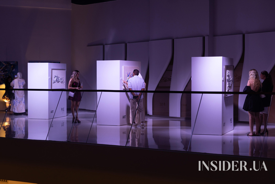Яна Руснак открыла выставку в стенах последнего архитектурного творения Захи Хадид в Дубае