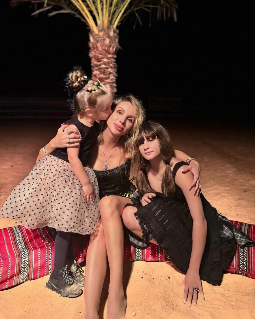 Светлана Лобода показала редкое фото с двумя дочерьми