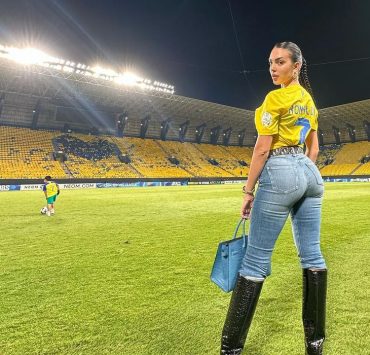 В джинсах і з коштовною Birkin: Джорджина Родрігес відвідала футбольний матч